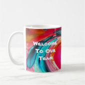 チームの鮮やかな渦巻き絞り染め新入社員へようこそ コーヒーマグカップ (左)