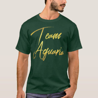 チームアクアリア – 金ゴールドファンシーレタリング効果 Tシャツ