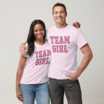 チームガールピンクベビージェンダーリビールパーティー Tシャツ<br><div class="desc">ピンクのスポーティな「チームガール」メンズティーシャツデザインでスポーティレタリング</div>