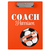 チームコーチオレンジとホワイトサッカーパーソナライズされた クリップボード (正面)