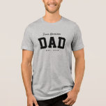 チームパパスポーティシンプルな家族の名前 トライブレンドＴシャツ<br><div class="desc">Lea Delaverisデザインテールゲート赤ちゃんシャワーコレクションとコーディネートするように設計されたこのチームパパシャツは、新しい父親やパパのための完璧な贈り物である。赤素晴らしちゃんシャワーへの衣服にも、このスポーティなTシャツデザインは白い台本に「チーム名」を付け、パパと定はっきりした定日を付けている。コレクション内の色とスタイルの検索父の日素晴らしの贈り物も！</div>