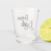 チームブライドタイポグラフィとハート結婚ズ ショットグラス (裏面)