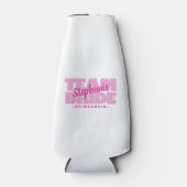 チームブライド花嫁メイドネームウェディングパーティービールピンク ボトルクーラー (正面)