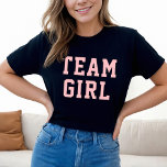 チームベビーガール赤面ピンクベビージェンダー表示パーティー Tシャツ<br><div class="desc">ライトピンクのスポーティな"チームガール"レディースティーシャツデザインでスポーティなレタリングでブラック</div>