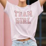 チームベビーガール赤面ピンクベビージェンダー表示パーティー Tシャツ<br><div class="desc">ピンクのスポーティな"チームガール"女性はスポーティなレタリングでシャツデザイン</div>