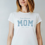 チームママシンプルスポーティパーソナライズされたブルー Tシャツ<br><div class="desc">Lea Delaverisデザインテールゲート赤ちゃんシャワーコレクションとコーディネートするように設計されたこのチームのママのシャツは、新しいママやママのための完璧な贈り物である。赤素晴らしちゃんシャワーへの衣服にも、このスポーティなTシャツデザインは、青いスクリプトで「チーム名」を備え、「お母さはっきりした」と確立日を備えている。コレクション内の色とスタイルの検索</div>