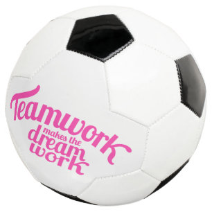 チームワークが夢の仕事をピンク色のグラフィック文字 サッカーボール