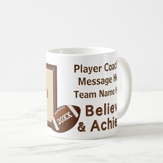 チーム写真およびあなたの文字のフットボールのギフトのアイディア コーヒーマグカップ (正面右)