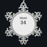 チーム名の追加プレイヤー名の追加スポーツマン スノーフレークピューターオーナメント<br><div class="desc">デザイン</div>