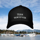 チーム名 刺繍入りキャップ<br><div class="desc">Team Embroided Baseball Cap with Name of City, Town, Country or any word.この野球帽は白い刺繍で黒で表されている。カスタマイズするには、単に私たちの簡単テンプレートに市名または他の単語を挿入し、バンクーバーという単語を置き換える。追加の色が利用可能。</div>