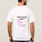 チーム夜勤看護師医者医療名ハートラ Tシャツ (裏面)