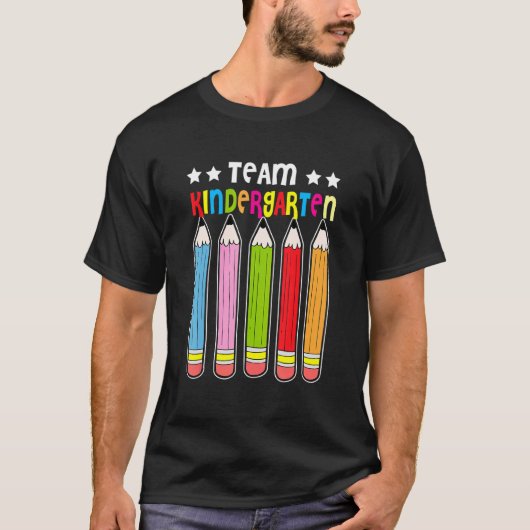チーム幼稚園 鉛筆 背中 学校 先生 ステッカー Tシャツ (正面)