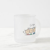 チーム棒の姿のマグは行きます フロストグラスマグカップ (正面右)