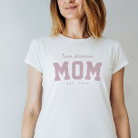 チーム母かわいいシンプルピンクパーソナライズされた色 Tシャツ<br><div class="desc">Lea Delaverisデザインテールゲート赤ちゃんシャワーコレクションとコーディネートするように設計されたこのチームのママのシャツは、新しいママやママのための完璧な贈り物である。赤素晴らしちゃんシャワーへの衣服にも、このスポーティなTシャツデザインはピンクのスクリプトで「チーム名」を備え、「お母さはっきりした」と確立日を備えている。コレクション内の色とスタイルの検索</div>