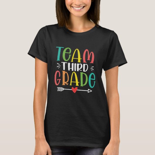 チーム3年生のおもしろい先生学生が戻る Tシャツ (正面)