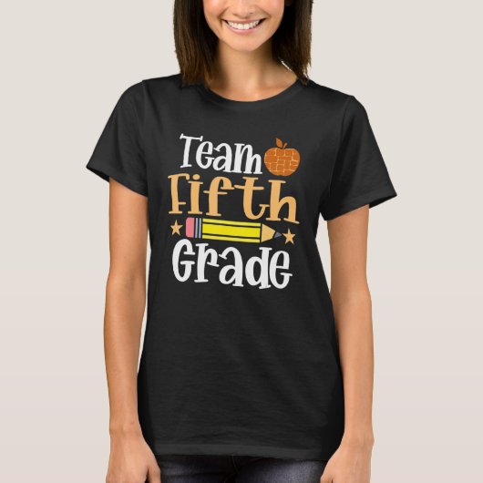 チーム5年生に戻る1日目の学校先生 Tシャツ (正面)
