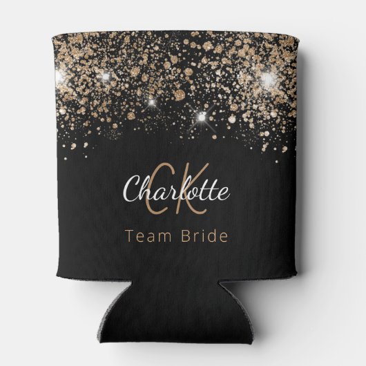 チーム ブライド ブラック ゴールド グリッター モノグラム 名前 缶クーラー (裏面)