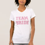 チーム・ブライドTシャツ Tシャツ<br><div class="desc">バチェロレッテ、ウェディングシャワー、リハーサルディナー、またはその他のイベントで、花嫁のサポートを示すTシャツとボタンをチームブライドに提供結婚します。</div>