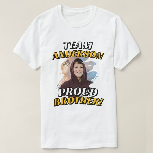 チーム[ラストネーム]自慢の兄弟卒業写真 Tシャツ (デザイン正面)