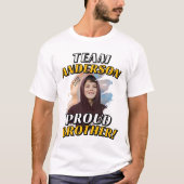 チーム[ラストネーム]自慢の兄弟卒業写真 Tシャツ (正面)
