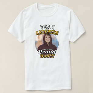 チーム[氏名]を誇りに思うパパの卒業記念フォトTシャツ Tシャツ