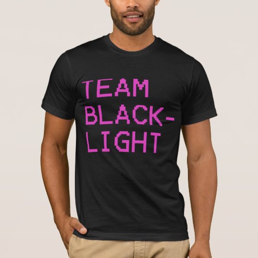 チームBlacklight (ショッキングピンクのロゴ) Tシャツ (正面)