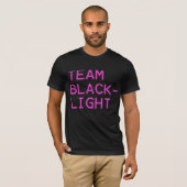 チームBlacklight (ショッキングピンクのロゴ) Tシャツ (正面フル)