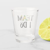 チームIジャマイカ国旗結婚のバチェロレッテ ショットグラス (裏面)