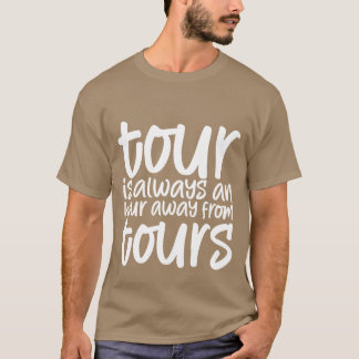 ツアーはいつだって私たちのユーモアから1時間の距離 Tシャツ