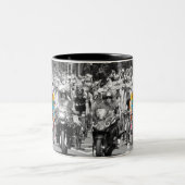 ツアードゥフランスイエロージャージーペロトンサイクリングレース ツートーンマグカップ (中央)