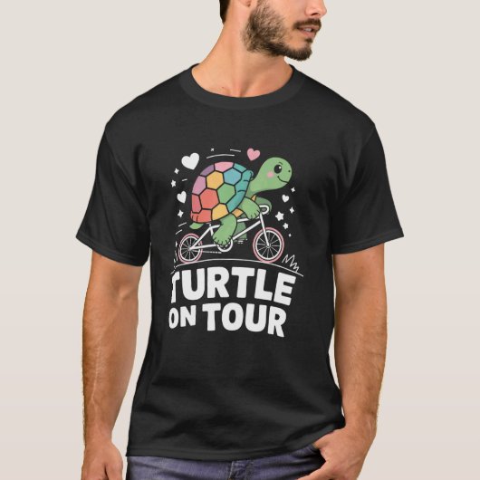 ツアー中のカメ 滑稽な自転車に乗るカメ サイクリング Tシャツ (正面)