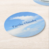 ツイストをカスタマイズ可能な青空とホワイトクラウド ラウンドペーパーコースター (アングル)