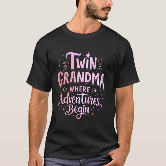 ツインおばあちゃん冒険が始まる場所ツインおばあちゃん Tシャツ (正面)