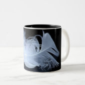 ツインの炎の羽と反射 ツートーンマグカップ (正面右)