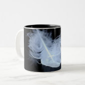 ツインの炎の羽と反射 ツートーンマグカップ (正面左)