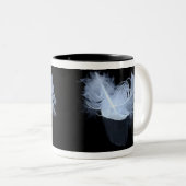 ツインの炎の羽と反射 ツートーンマグカップ (正面右)