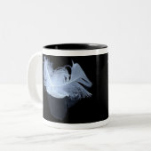 ツインの炎の羽と反射 ツートーンマグカップ (正面左)