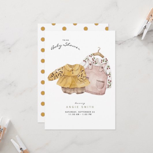ツインガールズキュート衣服赤ちゃんシャワー招待状 招待状 (正面/裏面インサイチュ)