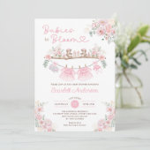 ツインガール赤ちゃん服ピンクのフローラ赤ちゃんシャワー 招待状 (スタンド正面)