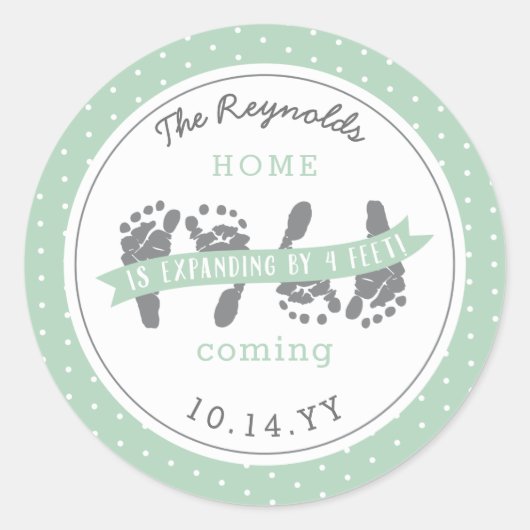 ツインズアナウンスフォーベビー足グリーンリボン ラウンドシール (正面)