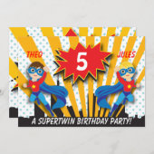 ツインズスーパーヒーロー誕生日|ボーイズブラウン/ブロンドヘア 招待状 (正面/裏面)