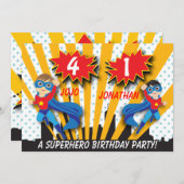 ツインズスーパーヒーロー誕生日|男の子の茶/黒の髪 招待状 (正面/裏面)