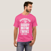 ツインズファミリー2025ベビーシャワーのDADDYに昇格 Tシャツ (正面フル)