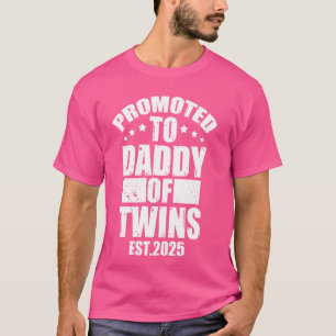 ツインズファミリー2025ベビーシャワーのDADDYに昇格 Tシャツ