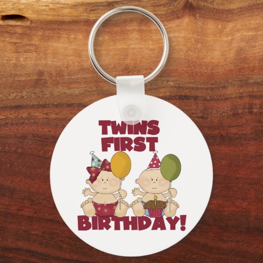 ツインズ1st誕生日の男の子/女の子Tシャツとギフト キーホルダー (正面)