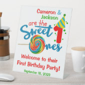 ツインパーソナライズされたファースト誕生日ウェルカムサイン 台座サイン (インサイチュ)