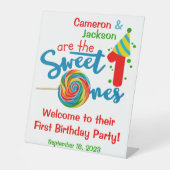 ツインパーソナライズされたファースト誕生日ウェルカムサイン 台座サイン (正面)