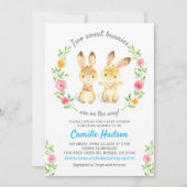 ツインボーイズ赤ちゃんシャワーの途中の2つの甘いバンニー 招待状 (正面)