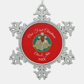 ツイン金ゴールドベルズ私たちの初めてのクリスマス スノーフレークピューターオーナメント (正面)