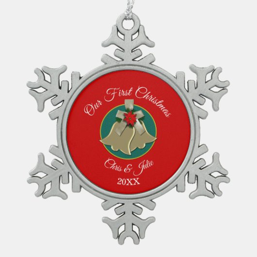 ツイン金ゴールドベルズ私たちの初めてのクリスマス スノーフレークピューターオーナメント (正面)